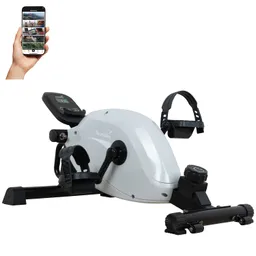 Ein weißes Heimtrainingsgerät mit Pedalen, einem Display und einem Widerstandsregler. Eine Hand hält ein Smartphone.