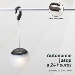 Hängelampe mit rundem, weißen Lampenschirm und schwarzem Oberteil, befestigt an einer Stange. USB-C-Kabel inkludiert.