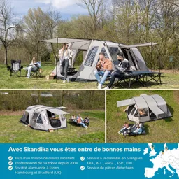 Zelt im Freien mit zwei Schaukeln, mehreren Personen sitzen auf Stühlen und genießen die Natur. Bäume im Hintergrund.
