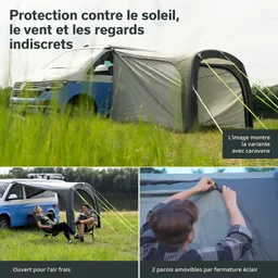 Zelt im Freien neben einem blauen Fahrzeug, zwei Personen sitzen auf Campstühlen. Wiese und Bäume im Hintergrund.