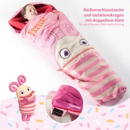 Kind liegt entspannt in einem rosa Schlafsack mit einem fröhlichen Gesichtsmuster. Im Vordergrund ist eine Figur mit großen Augen und Locken.