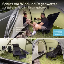 Zwei Personen sitzen in einem Zelt mit einem Tisch und Campingstuhl. Zudem sind Rucksack, Schuhe und eine Schlafkabine sichtbar.