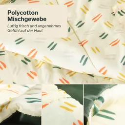 Polyester-Baumwoll-Mischgewebe mit bunten, abstrakten Mustern auf hellem Hintergrund. Texturdetails sind sichtbar.