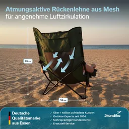 Grüner Klappstuhl mit atmungsaktiver Mesh-Rückenlehne steht am Strand. Im Hintergrund Meer und Himmel. Maße sind angegeben.