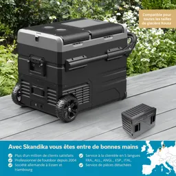 Kühlbox mit zwei Griffen und Rädern, auf einem Holzuntergrund, umgeben von grünen Pflanzen. Ein kleines Zubehörteil liegt daneben.