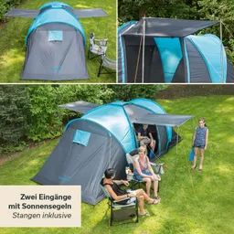 Zelt mit zwei Eingängen und Sonnensegeln, umgeben von Rasen. Zwei Personen sitzen davor, eine Person steht daneben.