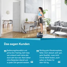 Eine Person steht auf einer Vibrationsplatte in einem hellen Raum mit Holzboden. Im Hintergrund sind Möbel wie ein Tisch und Stühle sowie Pflanzen sichtbar. Es gibt einige Zitate von Kunden über die Vibrationsplatte.