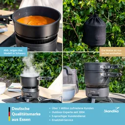 Kochtopf mit dampfendem Inhalt auf einem Gaskocher, daneben ein schwarzer Sack und zwei Stapeltöpfe. Hintergrund mit Pflanzen.