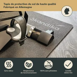 Schutzmatte für den Boden in Grau mit dem Logo „skandika“, darunter verschiedene Zertifizierungssymbole.