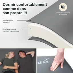 Matte mit grauem Bezug und einer Schicht aus ergonomischem Schaumstoff. Unten eine Abbildung von zwei Personen, die entspannt auf der Matte liegen.