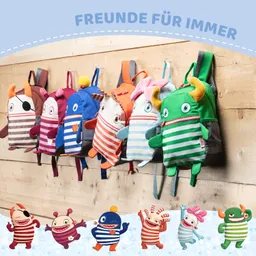 Bunte Rucksäcke in Tierform mit Augen und Händen hängen an einer Holzwand. Oben der Schriftzug „Freunde für immer“.