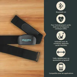 Schwarzer Herzfrequenzsensor mit elastischem Band auf Holzuntergrund. Textinformationen über Bluetooth und Nutzung.