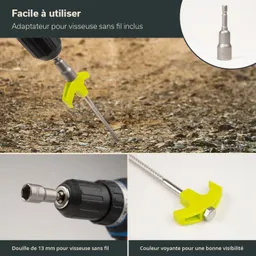 Adapter für Drahtlos-Schrauber auf einem Erdboden, im Vordergrund linker grüner Adapter, rechts graue Sechskant-Douillir.