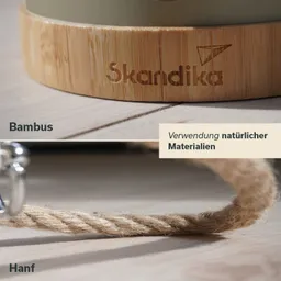 Bambusuntersetzer mit eingravierter Schrift und Hanfseil auf einem Holzuntergrund. Text über natürliche Materialien.
