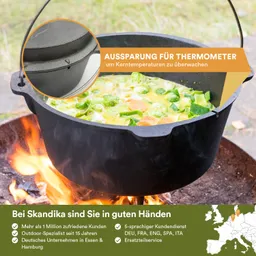 Schwarzer Gusseisentopf mit Gemüse auf einem Feuer. Display zeigt Thermometer-Aussparung. Textinformationen im unteren Bereich.
