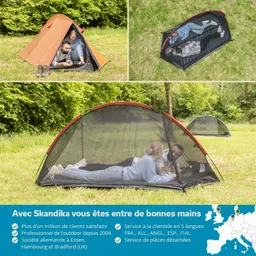 Zelt in freier Natur mit Menschen, die drinnen lesen, umgeben von Bäumen und Wiese. Weitere Zelte im Hintergrund sichtbar.