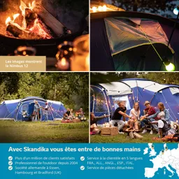 Ein Lagerfeuer mit Holzscheiten, ein Zelt mit Lichtern, eine Gruppe von Menschen am Abend im Freien, die gemeinsam sitzen.