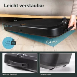 Schwarze, flache Ablage mit seitlichem Handgriff und Transportrollen, unter einer Couch platziert. Maße und Gewicht angegeben.