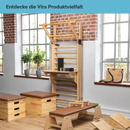 Holzgestell mit Klimmzugstange und Ablagefläche, daneben Holzkisten mit Polster, zwei Fenster mit Pflanzen.