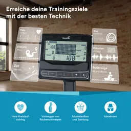 Ein Rudergerät mit Display, das Puls, Distanz, Zeit, Kalorien und Ruderzüge anzeigt. Holzähnlicher Boden und Fenster im Hintergrund.