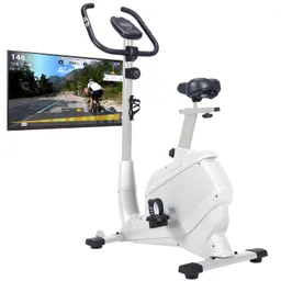 Ein stationäres Fahrrad in Weiß mit einer digitalen Anzeige. Im Hintergrund ist ein Bildschirm zu sehen, der eine Fahrradtour zeigt.