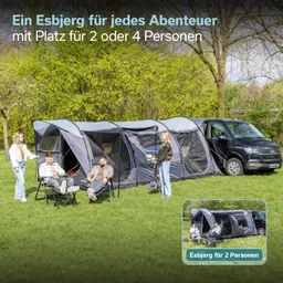 Ein Zelt mit Platz für 2 oder 4 Personen steht auf einer Wiese. Vier Personen sitzen und stehen in der Nähe. Im Hintergrund ist ein Fahrzeug zu sehen.