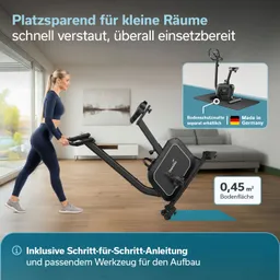 Frau zieht ein platzsparendes Fitnessgerät durch einen Raum mit Holzfußboden. Im Hintergrund eine Couch und ein Fenster.