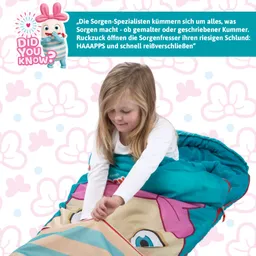 Mädchen zieht einen Schlafsack mit buntem Motiv über sich. Der Hintergrund zeigt florale Elemente in pastellfarben.