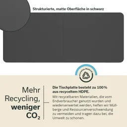 Schwarze Tischplatte mit strukturierter, matter Oberfläche, darunter Text über Recycling und Umweltschutz.