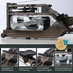Rudergerät mit Holzrahmen, Wassertank und ergonomischem Sitz sowie Fußauflagen. Wasser sichtbar im Tank.