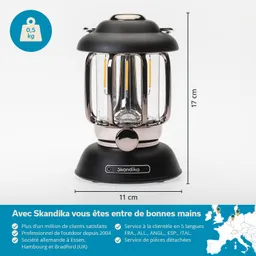 Eine schwarze LED-Lampe mit silbernen Akzenten, Höhe 17 cm und Durchmesser 11 cm, auf weißem Hintergrund.