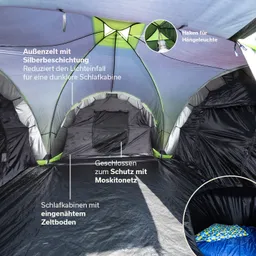 Zeltinneneinrichtung mit Schlafkabinen, Moskitonetzen und einem silberbeschichteten Außenmaterial. Zeltboden sichtbar.