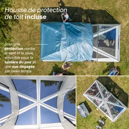 Zelt mit blauer Abdeckung auf einer Wiese, darunter Matratzen. Personen sitzen im Schatten und entspannen.