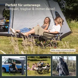 Zwei Personen sitzen entspannt in Klappstühlen vor einem Zelt. Im Hintergrund sieht man einen Wohnwagen und weitere Personen beim Sitzen.
