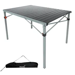 Klappbarer Campingtisch aus grauem Metall mit schwarzer Tischplatte und einem Tragetasche in Schwarz darunter.