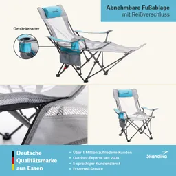 Faltstuhl mit abnehmbarer Fußablage, Getränkehalter und grauem Netzstoff. Markenname Skandika sichtbar.