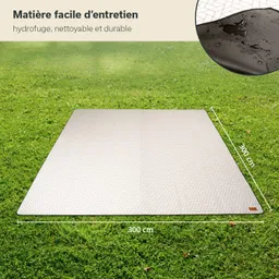 Ein großer, quadratischer, beigefarbener Teppich mit einem geometrischen Muster auf grünem Gras, Maße 300 cm x 300 cm.
