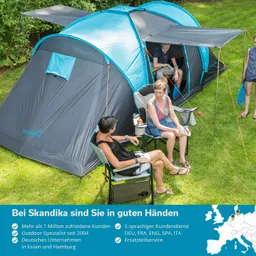 Zelt in einem Garten, zwei Personen sitzen auf Campingstühlen, eine Person hält eine Flasche. Grüne Umgebung und Sonnenschein.