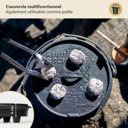 Schwarzer Kochtopf mit Deckel, auf dem vier Grillkohle-Stücke liegen. Im Vordergrund eine Abbildung eines kleinen Behälters mit Maß.