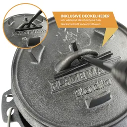 Schwarzer, gusseisener Topfdeckel mit Henkel und Logo von "FLAME MASTER". Deckenheber zur Kontrolle des Garfortschritts sichtbar.