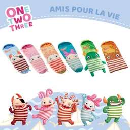 Bunte Schlafsäcke mit Tiermotiven in verschiedenen Farben und ausgeprägten Augen, darunter Figuren mit Streifen. Unten stehen fröhliche, gestreifte Maskottchen in unterschiedlichen Farben.
