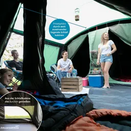 Zeltinnenseite mit Schlafkabinen, zwei Personen auf Stühlen, Holzkiste als Tisch, Kühler, Schlafsäcke im Vordergrund.