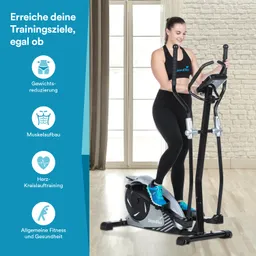 Eine Person steht auf einem Ellipsentrainer in einem hellen Raum mit Fenstern. An den Wänden sind Vorhänge und eine helle Steintextur sichtbar.