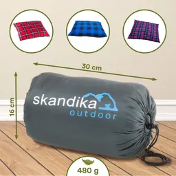 Grau gepolsterter Sack mit dem Logo "skandika outdoor", umgeben von drei Sitzkissen in verschiedenen Farben. Maße 30 cm x 16 cm.