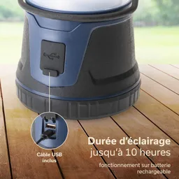 Eine wiederaufladbare Lampe auf einem Holzuntergrund. An der Seite befindet sich eine USB-Buchse.