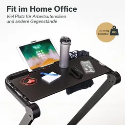 Schreibtischoberfläche mit einem Tablet, einer Wasserflasche, Kopfhörern, einem Smartphone und weiteren Büroartikeln.