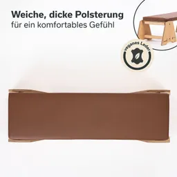 Sitzbank mit braunem, gepolstertem Oberteil aus veganem Leder und Holzgestell, auf weißem Hintergrund.