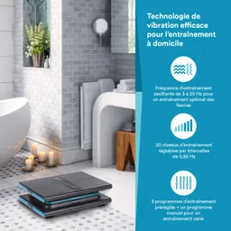 Vibrationsplatte in einem Badezimmer mit großen Fliesen, Handtüchern, einer Badewanne und Kerzen.