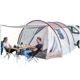 Zelt mit erweiterter Fläche, zwei sitzenden Personen an Tisch, Tischgedeck und Camping-Van im Hintergrund.
