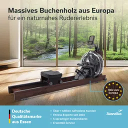 Rudergerät aus massivem Buchenholz vor großen Fenstern mit Blick auf einen Wald und einen Wasserlauf. Textinformationen am unteren Bildrand.